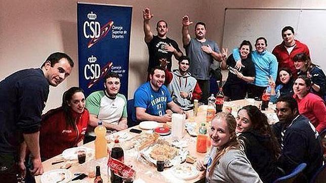 La RFEA lamenta el «gran error» de los atletas que hicieron el saludo nazi «de cachondeo»