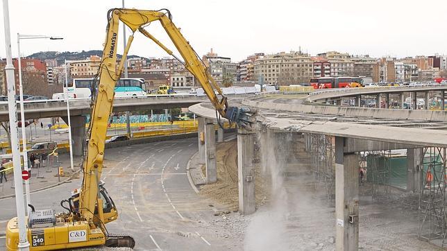 Empieza el derribo del anillo viario de Glòries