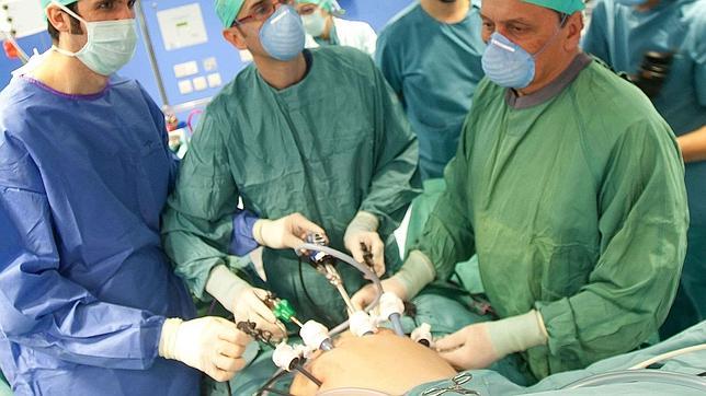 Extraen, por primera vez en España ,una porción de hígado de donante vivo por laparoscopia