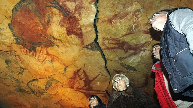 Altamira recibe los primeros visitantes con algo más de gente de lo normal