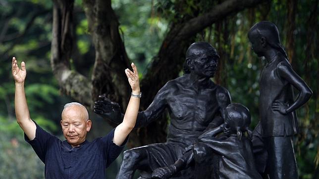 Un hombre practicando Falun Gong en Taipei