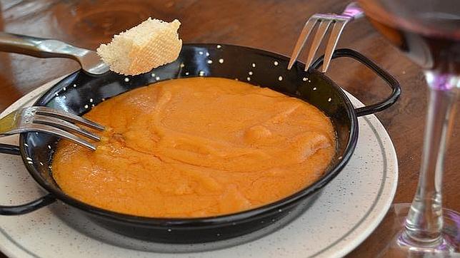 Harina de almorta, panceta, ajos, pimentón, aceite y sal