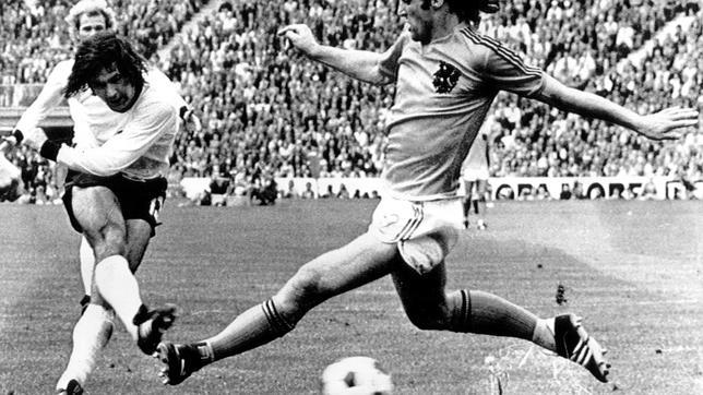 Final del Mundial de 1974: Müller disputa el balón con el jugador holandés Win Rijsbergen