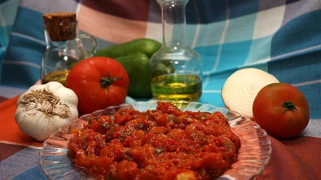 La base de este plato es el tomate, el pimiento, la cebolla, el ajo y el calabacín