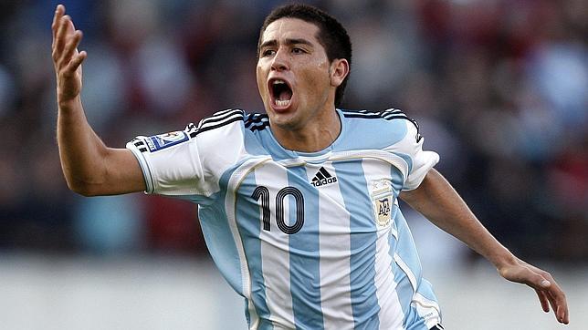 Riquelme, celebrando un gol con Argentina