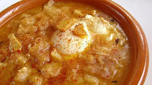 Contiene fundamentalmente agua o caldo, pan (que suele ser pan duro que ha sobrado de días anteriores), pimentón, laurel, ajo y aceite de oliva