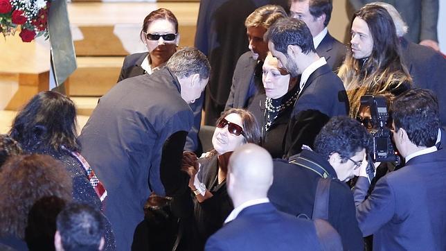 Vítores y aplausos para el Príncipe a su llegada a la capilla ardiente de Paco de Lucía