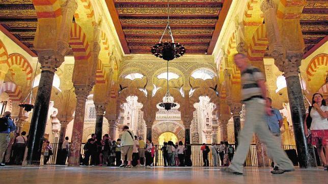 El PSOE recurre a Franco para cuestionar el valor católico del templo