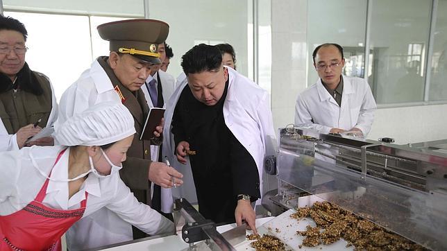 El líder norcoreano, Kim Jong-un, visita una fábrica de armamento para el uso del país