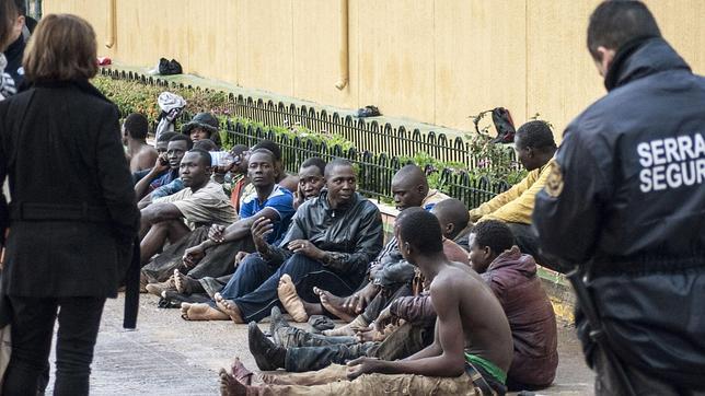 Quince inmigrantes desafían los fuertes vientos y llegan a Melilla en Patera