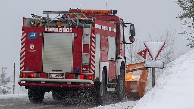 La nieve mantiene atrapada durante dos hroas a una familia en la montaña de Lugo