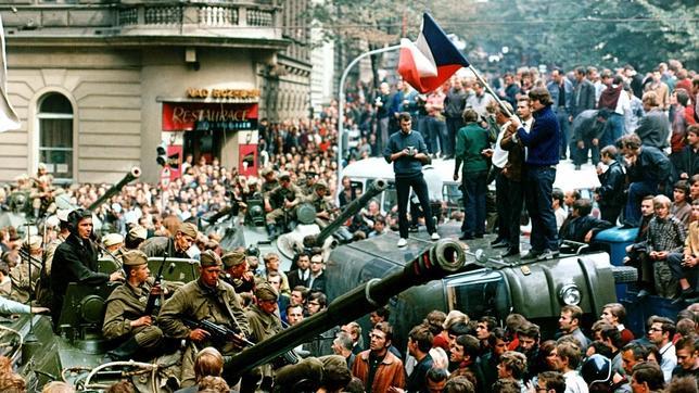 Estudiantes checos sobre un tanque ruso en 1968