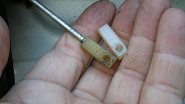 Restos de una cerradura manipulada