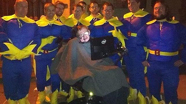 Stephen Hawking, en una despedida de soltero rodeado de superhéroes