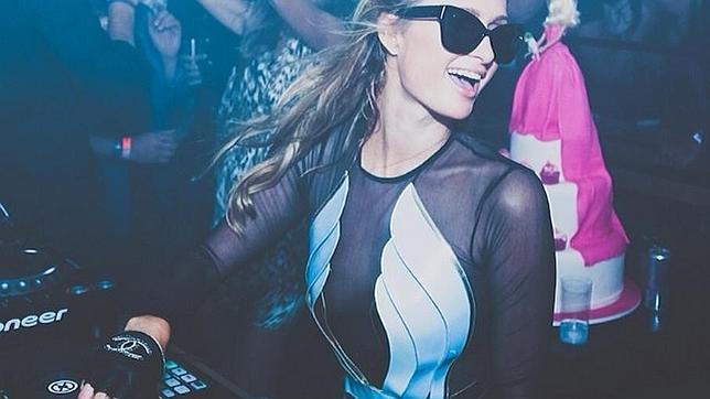 Paris Hilton, de DJ y «copas» por Brasil