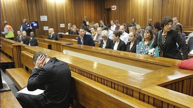 Pistorius rompe a llorar al oír que el cerebro de Reeva quedó tan dañado que no podría haber gritado