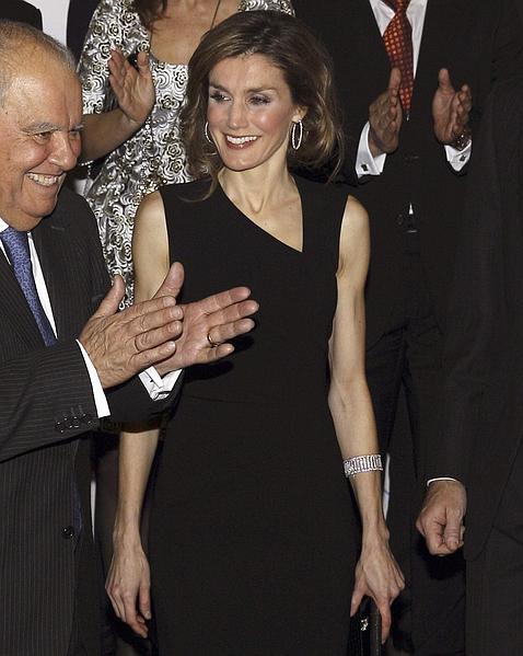 Doña Letizia apuesta por el «total black»