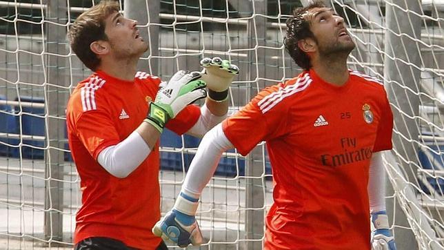 Casillas: «Somos líderes en la Liga, en gran parte, por Diego López»
