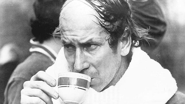 Charlton con un típico té inglés