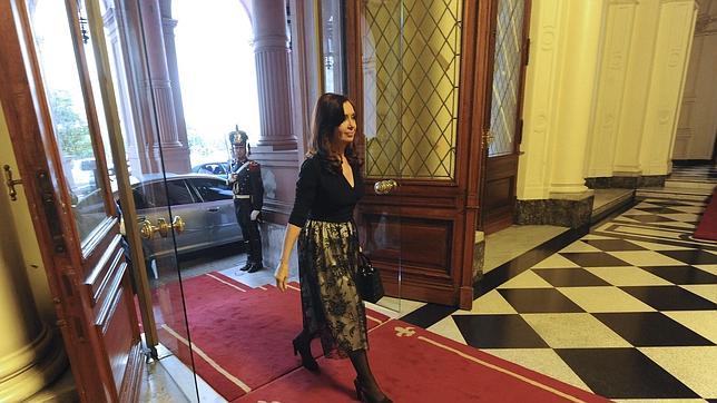 Kirchner destroza una estatua de Colón que estaba en el jardín de la Casa Rosada