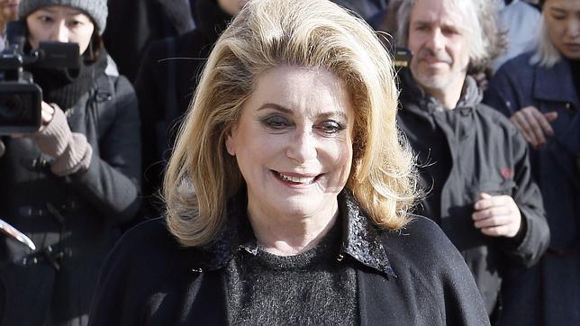 Catherine Deneuve se deja fotografiar con un sexy body a sus 70 años
