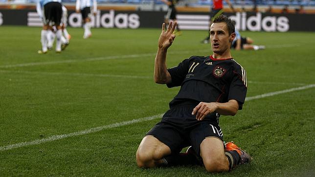 Miroslav Klose celebra uno de sus goles