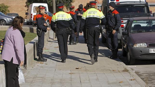Los Mossos d'Esquadra detienen a 25 integrantes de la banda latina «Bloods»
