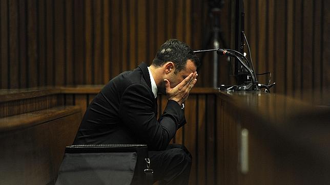 «Dios, déjala vivir, no dejes que muera», suplicó Pistorius junto al cadáver de Reeva