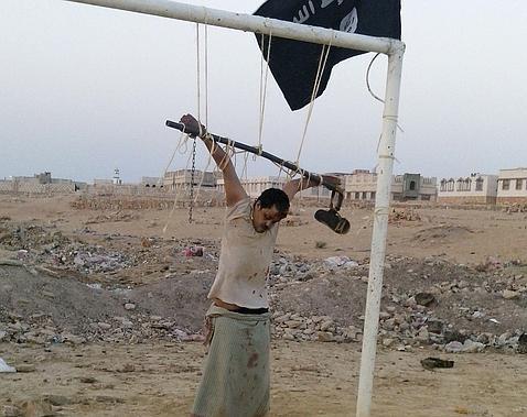 Al Qaida crucifica en una portería de fútbol a un supuesto colaborador de EE.UU. en Yemen