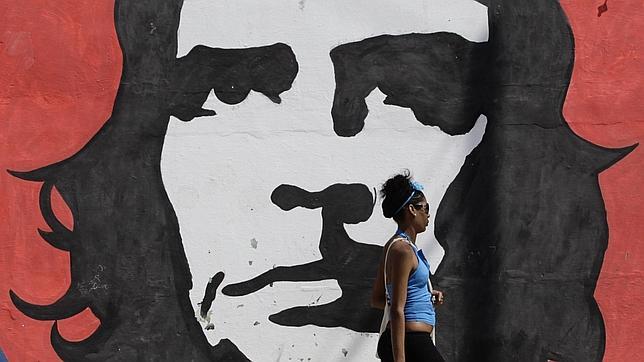 La hija del «Che» Guevara le canta a Chávez en su tumba «Adiós, mi amor»