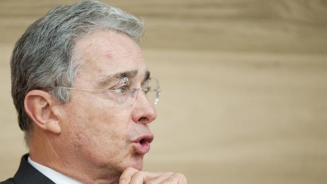 Álvaro Uribe mide sus fuerzas frente a Santos en las elecciones legislativas