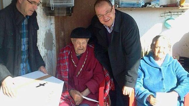 Primarias del PSPV: una urna a domicilio para un votante de 103 años