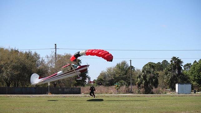 Una avioneta choca contra un paracaidista en el aire y se estrella de morro contra el suelo