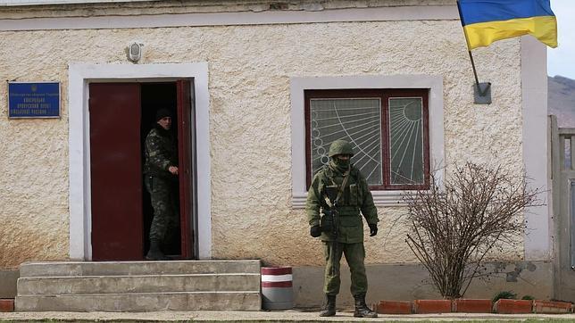 Tropas rusas abren fuego en el asalto a una base naval ucraniana en Crimea
