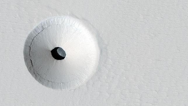 ¿Cómo se ha creado este extraño agujero en Marte?