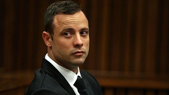 Pistorius disparó un arma en un restaurante un mes antes del crimen de su novia
