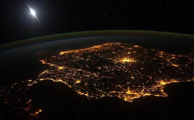 La Península Ibérica, vista desde el espacio por la noche