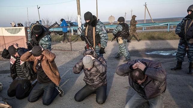 Rusia aísla Crimea por tierra, mar y aire antes de la consulta soberanista