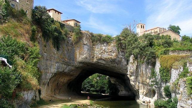 El arco sobre el río Nela en el que reposa Puentedey