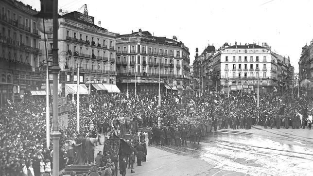 La imagen, tomada el Viernes Santo del año 1914, se ven ya algunos carteles en la parte superior de dos edificios
