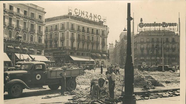 Obras de rforma en la Puerta del Sol, en 1950