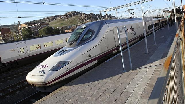 El tren de larga distancia tiene ya más viajeros que el avión dentro de España