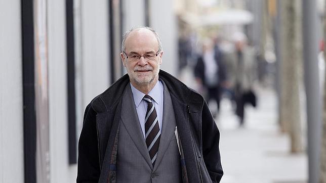 Castells admite errores en los trámites del hotel del Palau y deriva responsabilidades