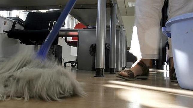 Limpia el polvo con bayetas húmedas para evitar que se traslade al ambiente