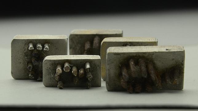 Descubren las placas con las que se marcaba a los prisioneros en Auschwitz