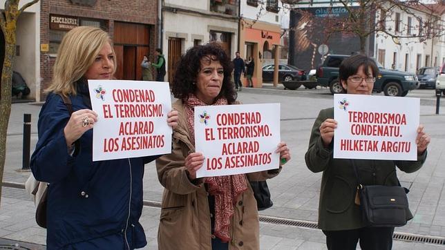 Impiden la entrada de Consuelo Ordoñez al acto de los etarras huidos