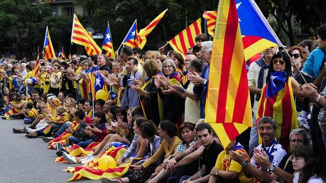 Mas diseña otra trampa para burlar los tiempos del Gobierno contra la consulta