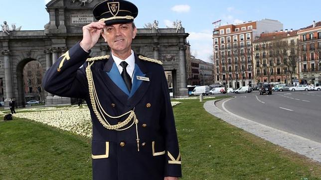 Manuel Barrera, impecable con su uniforme de portero