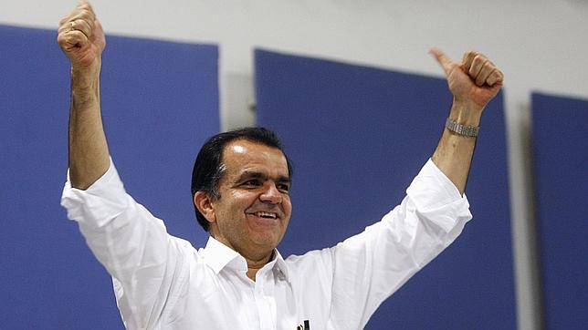 «No soy el candidato de la guerra, eso es un montaje de Santos»