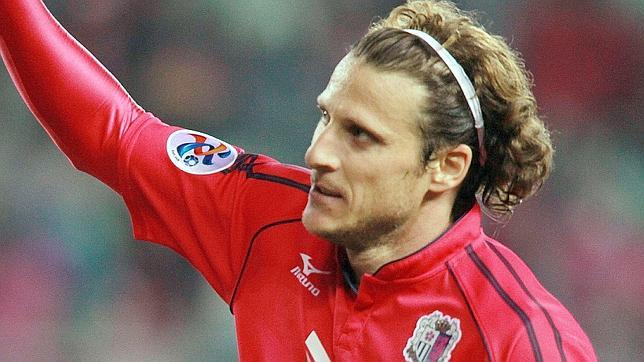 Forlán se estrena como goleador en Japón